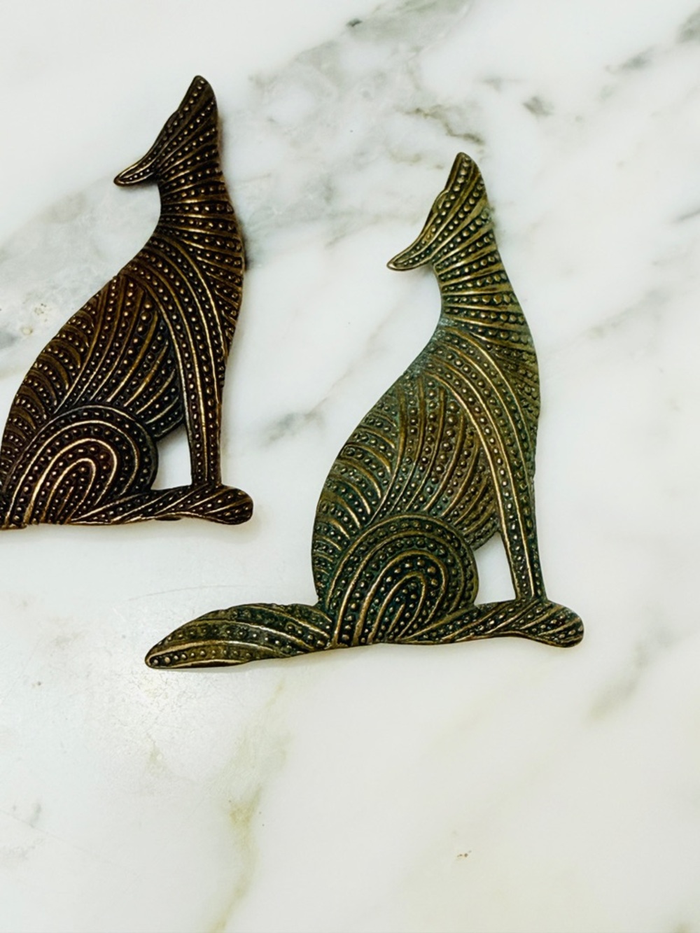 Vintage Pair of Bronze Howling Coyotes/Wolves - Picture 5 of 14